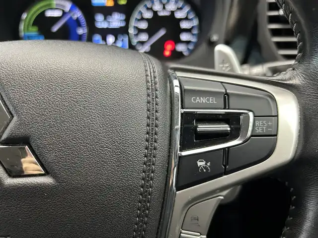 三菱 アウトランダー ＰＨＥＶ G 鹿児島県 2018(平30)年 5.9万km ルビーブラックP 社外７インチＳＤナビ【ＣＮ－ＲＥ０４ＷＤ】　/全方位カメラ　/電動パーキングブレーキ　/オートブレーキホールド　/革巻きステアリング　/パドルシフト　/ステアリングヒーター　/オールオートウィンドウ　/ＥＴＣ/ドアバイザー