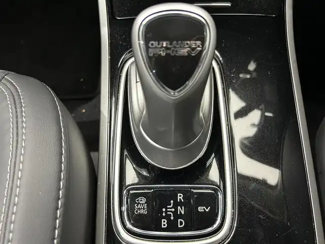 三菱 アウトランダー ＰＨＥＶ G 鹿児島県 2018(平30)年 5.9万km ルビーブラックP 社外７インチＳＤナビ【ＣＮ－ＲＥ０４ＷＤ】　/全方位カメラ　/電動パーキングブレーキ　/オートブレーキホールド　/革巻きステアリング　/パドルシフト　/ステアリングヒーター　/オールオートウィンドウ　/ＥＴＣ/ドアバイザー