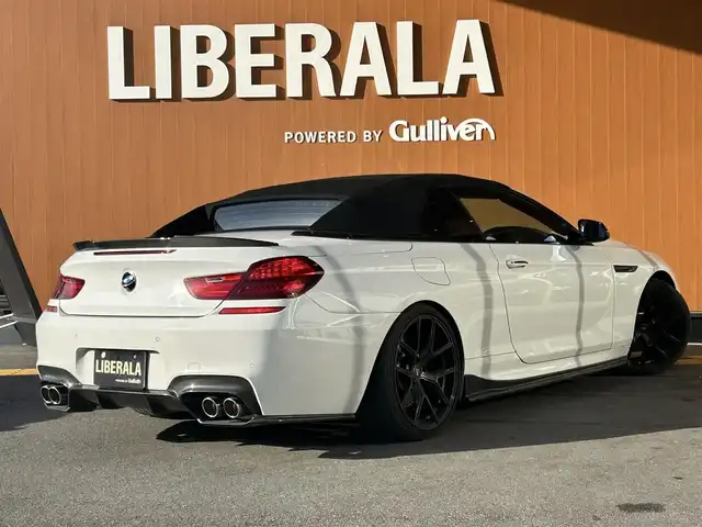 ＢＭＷ ６４０ｉ カブリオレ Mスポーツ 高知県 2016(平28)年 10.9万km アルピンホワイトⅢ 登録時走行距離　108340km/純正HDDナビ/フルセグTV/バックカメラ/アクティブクルーズコントロール/レザーシート/シートヒーター/エアシート/パワーシート/クリアランスソナー/ビルトインETC/社外ドライブレコーダー/社外レーダー/パドルシフト/オートホールド/オートライト/純正HIDライト/スマートキー/プッシュスタート/社外足回り/社外アルミホイール 20インチ/純正フロアマット/スペアキー×1【スマートキー】/新車時整備手帳（保証書）
