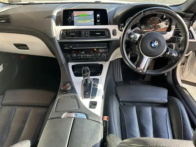 ＢＭＷ ６４０ｉ カブリオレ Mスポーツ 高知県 2016(平28)年 10.9万km アルピンホワイトⅢ 登録時走行距離　108340km/純正HDDナビ/フルセグTV/バックカメラ/アクティブクルーズコントロール/レザーシート/シートヒーター/エアシート/パワーシート/クリアランスソナー/ビルトインETC/社外ドライブレコーダー/社外レーダー/パドルシフト/オートホールド/オートライト/純正HIDライト/スマートキー/プッシュスタート/社外足回り/社外アルミホイール 20インチ/純正フロアマット/スペアキー×1【スマートキー】/新車時整備手帳（保証書）