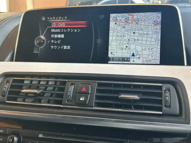 ＢＭＷ ６４０ｉ カブリオレ Mスポーツ 高知県 2016(平28)年 10.9万km アルピンホワイトⅢ 登録時走行距離　108340km/純正HDDナビ/フルセグTV/バックカメラ/アクティブクルーズコントロール/レザーシート/シートヒーター/エアシート/パワーシート/クリアランスソナー/ビルトインETC/社外ドライブレコーダー/社外レーダー/パドルシフト/オートホールド/オートライト/純正HIDライト/スマートキー/プッシュスタート/社外足回り/社外アルミホイール 20インチ/純正フロアマット/スペアキー×1【スマートキー】/新車時整備手帳（保証書）