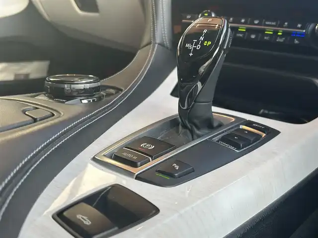 ＢＭＷ ６４０ｉ カブリオレ Mスポーツ 高知県 2016(平28)年 10.9万km アルピンホワイトⅢ 登録時走行距離　108340km/純正HDDナビ/フルセグTV/バックカメラ/アクティブクルーズコントロール/レザーシート/シートヒーター/エアシート/パワーシート/クリアランスソナー/ビルトインETC/社外ドライブレコーダー/社外レーダー/パドルシフト/オートホールド/オートライト/純正HIDライト/スマートキー/プッシュスタート/社外足回り/社外アルミホイール 20インチ/純正フロアマット/スペアキー×1【スマートキー】/新車時整備手帳（保証書）