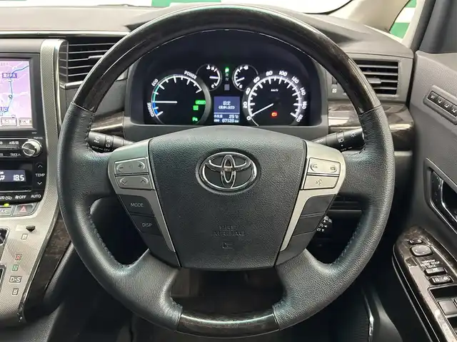 トヨタ アルファードハイブリット SR Cパッケージ 鹿児島県 2014(平26)年 6.8万km ゴールドパールクリスタルシャイン 純正ナビ/バックカメラ/ツインサンルーフ/フリップダウンモニター/両側パワースライドドア/ビルトインETC/フルセグTV（TVキャンセラー付き）/AC100V/オットマン/パワーバックドア/レザーシート/前席パワーシート/前席シートヒーター/シートメモリ/クルーズコントロール/レーンキープアシスト/コンビハンドル/オートライト/AFS/純正フロアマット/純正16インチアルミホイール