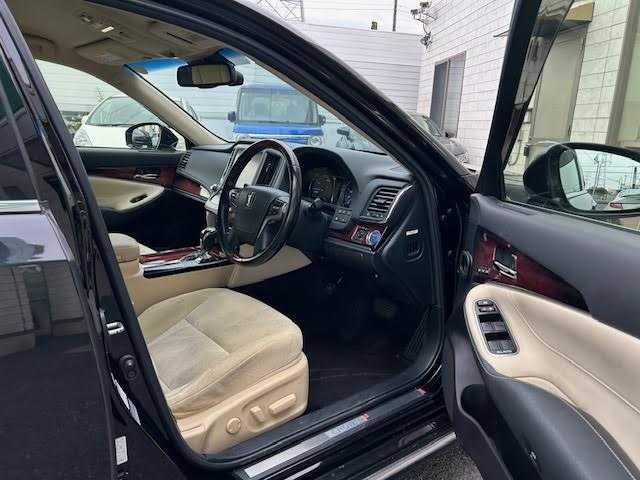 トヨタ クラウン マジェスタ 埼玉県 2017(平29)年 7.8万km ブラック ワンオーナー/純正メモリナビ/CD/DVD/Blu-ray/DTV/Bluetooth/パノラミックビューモニター/レーダークルーズコントロール/ビルトインETC2.0/前席シートヒーター/前席パワーシート/メモリーシート /ステアリングヒーター/ステアリングスイッチ/クリアランスソナー /BSM/衝突被害軽減ブレーキ/車線逸脱防止警報/LEDオートライト/オートマチックハイビーム /レーンキープ/保証書/取扱説明書/純正17インチAW