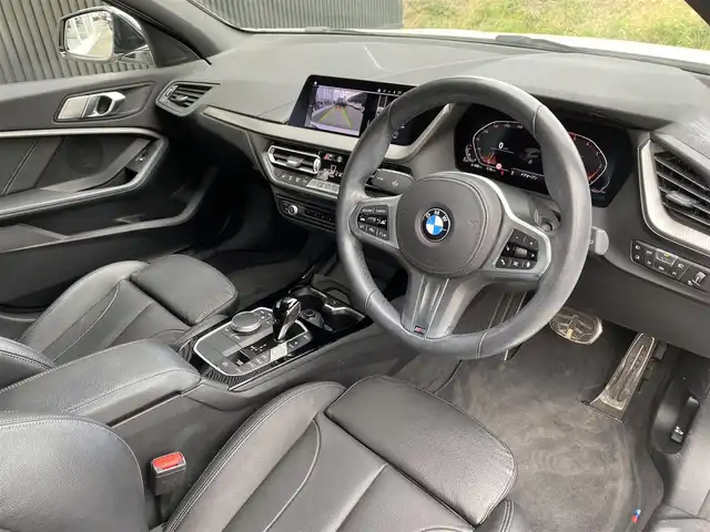 ＢＭＷ １１８ｄ Mスポーツ 福岡県 2020(令2)年 1.5万km アルピンホワイトⅢ インテリジェントセーフティ/アダプティブクルーズコントロール/黒革シート/前席シートヒーター/純正ナビ　/バックカメラ/Bluetooth/Applecarplay/androidauto/パワーバックドア　/ワイヤレス充電　/純正ドライブレコーダー　/純正18インチアルミホイール/ミラー一体型ETC/取扱説明書/保証書/スペアキー×1