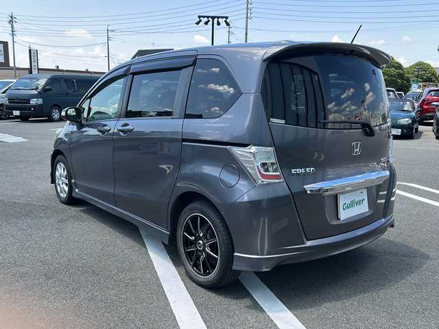 ホンダ フリード ハイブリット ジャストセレクション 岐阜県 2013(平25)年 13.8万km モダンスティールM 登録時走行距離137357km/純正7型ＳＤナビ　/Ｂｌｕｅｔｏｏｔｈ／ＣＤ／ＤＶＤ／ｉＰｏｄ／ＳＤミュージックサーバー可　/USB入力端子/フルセグテレビ/バックカメラ　/両側パワースライドドア　/純正９型後席モニター　/布系シート/３列シート/フルフラットシート/ウォークスルー/純正フロアマット　/リモコンキー　/ビルトインＥＴＣ/クルーズコントロール/横滑り防止装置/盗難防止装置/キセノンヘッドライト/オートライト/エアバッグW/ドアバイザー/ウィンカーミラー