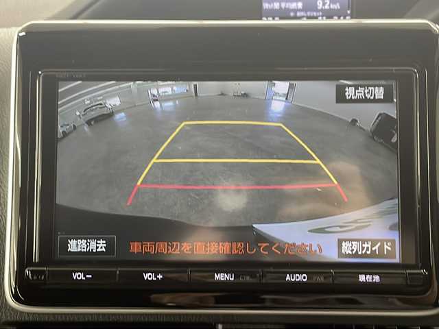 トヨタ ヴォクシー ZS 長崎県 2017(平29)年 8.8万km ブラック 純正9インチナビ　/　ナビ型式NSZT-Y66T /　FM AM Bluetooth CD DVD SD フルセグテレビ /純正 12.1型フリップダウンモニター /両側パワースライドドア /リアオートエアコン /衝突被害軽減ブレーキ /社外18インチアルミホイール /オートエアコン /ステアリングリモコン /電動格納ウインカーミラー/パワーステアリング /パワーウィンドウ/プッシュスタート /スマートキー /オートライト /オートハイビーム /レーンキープアシスト/USB充電/LEDヘッドライト /アイドリングストップ /フロアマット/ドアバイザー/ETC /シートリフター