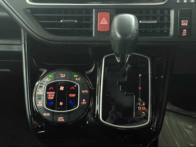トヨタ ヴォクシー ZS 長崎県 2017(平29)年 8.8万km ブラック 純正9インチナビ　/　ナビ型式NSZT-Y66T /　FM AM Bluetooth CD DVD SD フルセグテレビ /純正 12.1型フリップダウンモニター /両側パワースライドドア /リアオートエアコン /衝突被害軽減ブレーキ /社外18インチアルミホイール /オートエアコン /ステアリングリモコン /電動格納ウインカーミラー/パワーステアリング /パワーウィンドウ/プッシュスタート /スマートキー /オートライト /オートハイビーム /レーンキープアシスト/USB充電/LEDヘッドライト /アイドリングストップ /フロアマット/ドアバイザー/ETC /シートリフター