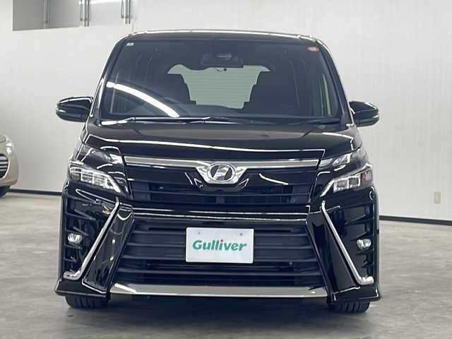トヨタ ヴォクシー ZS 長崎県 2017(平29)年 8.8万km ブラック 純正9インチナビ　/　ナビ型式NSZT-Y66T /　FM AM Bluetooth CD DVD SD フルセグテレビ /純正 12.1型フリップダウンモニター /両側パワースライドドア /リアオートエアコン /衝突被害軽減ブレーキ /社外18インチアルミホイール /オートエアコン /ステアリングリモコン /電動格納ウインカーミラー/パワーステアリング /パワーウィンドウ/プッシュスタート /スマートキー /オートライト /オートハイビーム /レーンキープアシスト/USB充電/LEDヘッドライト /アイドリングストップ /フロアマット/ドアバイザー/ETC /シートリフター