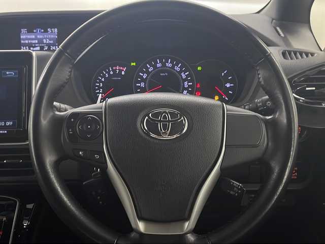 トヨタ ヴォクシー ZS 長崎県 2017(平29)年 8.8万km ブラック 純正9インチナビ　/　ナビ型式NSZT-Y66T /　FM AM Bluetooth CD DVD SD フルセグテレビ /純正 12.1型フリップダウンモニター /両側パワースライドドア /リアオートエアコン /衝突被害軽減ブレーキ /社外18インチアルミホイール /オートエアコン /ステアリングリモコン /電動格納ウインカーミラー/パワーステアリング /パワーウィンドウ/プッシュスタート /スマートキー /オートライト /オートハイビーム /レーンキープアシスト/USB充電/LEDヘッドライト /アイドリングストップ /フロアマット/ドアバイザー/ETC /シートリフター