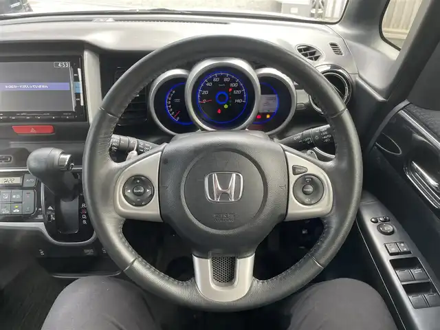 ホンダ Ｎ ＢＯＸ G ターボ SSパッケージ 兵庫県 2014(平26)年 6.8万km プレミアムホワイトパール (株)IDOMが運営する【じしゃロン西宮店】の自社ローン専用車両になります。こちらは現金またはオートローンご利用時の価格です。自社ローンご希望の方は別途その旨お申付け下さい/＊ETC/＊バックカメラ/＊パワスラ/＊パワーウィンドウ/＊アイドリングストップ/＊両側パワスラ/＊シートヒーター(D＋N席)/＊盗難防止装置/＊オートライト/＊衝突被害軽減システム