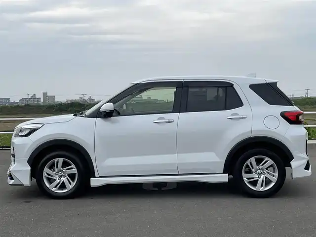 トヨタ ライズ G 佐賀県 2021(令3)年 2.9万km シャイニングホワイトパール スマートアシスト/衝突警報機能（対車両・対歩行者［昼夜］）／衝突回避支援ブレーキ機能（対車両・対歩行者［昼夜］）/標識認識機能（進入禁止／最高速度／一時停止）/先行車発進お知らせ機能/LKC（レーンキープコントロール）/車線逸脱警報機能／車線逸脱抑制制御機能/ふらつき警報/路側逸脱警報/ブレーキ制御付誤発進抑制機能（前方・後方）/コーナーセンサー/純正オーディオデッキ/AM/FM/CD/USB//MODELLISTA製エアロ「フロント/サイド/リア」/スマートキー×2/LEDヘッドライト/オートライト/オートエアコン