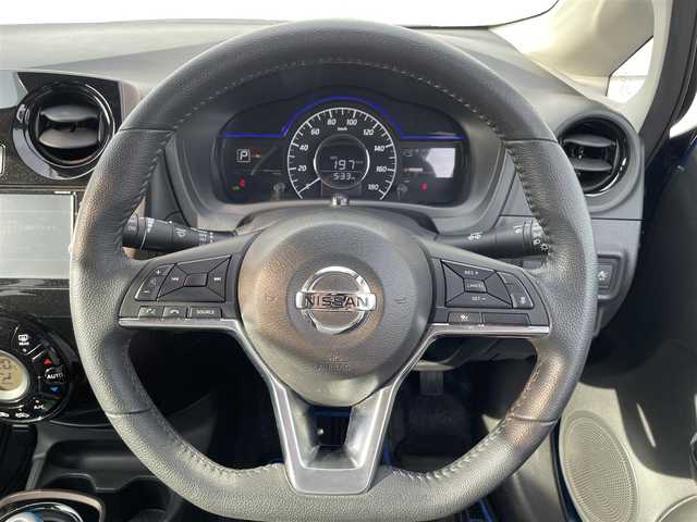 日産 ノート e－パワー メダリスト 熊本県 2018(平30)年 4.1万km シャイニングブルー 純正SDナビ/・AM/FM/CD/DVD/SD/BT/フルセグTV/・全周囲カメラ/エマージェンシーブレーキ/車線逸脱警報/コーナーセンサー/アダプティブクルーズコントロール/インテリジェントルームミラー/ステアリングリモコン/ＥＴＣ/前方ドライブレコーダー/ハーフレザーシート/ＬＥＤヘッドライト/オートライト/フォグランプ/電格ミラー/スマートキー/プッシュスタート/純正フロアマット/純正ドアバイザー/純正アルミホイール