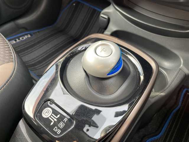 日産 ノート e－パワー メダリスト 熊本県 2018(平30)年 4.1万km シャイニングブルー 純正SDナビ/・AM/FM/CD/DVD/SD/BT/フルセグTV/・全周囲カメラ/エマージェンシーブレーキ/車線逸脱警報/コーナーセンサー/アダプティブクルーズコントロール/インテリジェントルームミラー/ステアリングリモコン/ＥＴＣ/前方ドライブレコーダー/ハーフレザーシート/ＬＥＤヘッドライト/オートライト/フォグランプ/電格ミラー/スマートキー/プッシュスタート/純正フロアマット/純正ドアバイザー/純正アルミホイール