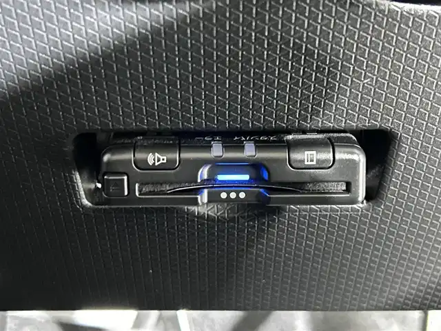 ダイハツ タント カスタム X セレクション 佐賀県 2020(令2)年 7.3万km シャイニングホワイトパール 純正7インチナビ/CD/DVD/フルセグTV/BT/バックカメラ/衝突軽減システム/クリアランスソナー/横滑り防止/オートライト/オートハイビーム/LEDヘッドライト/フォグライト/ビルトインETC/ステアリングスイッチ/両側パワースライドドア/前席シートヒーター/ハーフレザー/シートバックテーブル/後席サンシェード/ISOFIXシート/ミラクルオープンドア/純正フロアマット/純正14インチアルミホイール/純正ドアバイザー