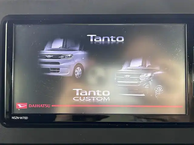 ダイハツ タント カスタム X セレクション 佐賀県 2020(令2)年 7.3万km シャイニングホワイトパール 純正7インチナビ/CD/DVD/フルセグTV/BT/バックカメラ/衝突軽減システム/クリアランスソナー/横滑り防止/オートライト/オートハイビーム/LEDヘッドライト/フォグライト/ビルトインETC/ステアリングスイッチ/両側パワースライドドア/前席シートヒーター/ハーフレザー/シートバックテーブル/後席サンシェード/ISOFIXシート/ミラクルオープンドア/純正フロアマット/純正14インチアルミホイール/純正ドアバイザー