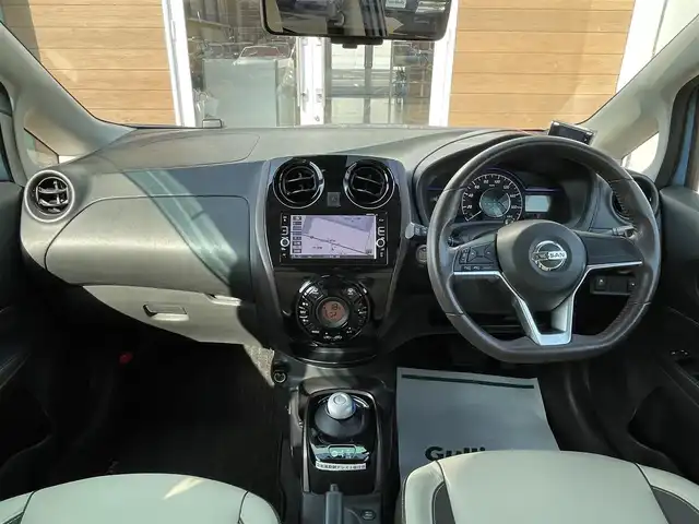 日産 ノート e－パワー メダリスト 宮崎県 2016(平28)年 5.6万km ソニックブルー 日産純正SDナビ/・Bluetooth/・CD/DVD/USB/フルセグTV/前方ドライブレコーダー/アラウンドビューカメラ/ETC/デジタルルームミラー/衝突被害軽減ブレーキ/車線逸脱防止支援/ステアリングスイッチ/ドアバイザー/純正15インチアルミホイール/純正フロアマット/急加速抑制アシスト