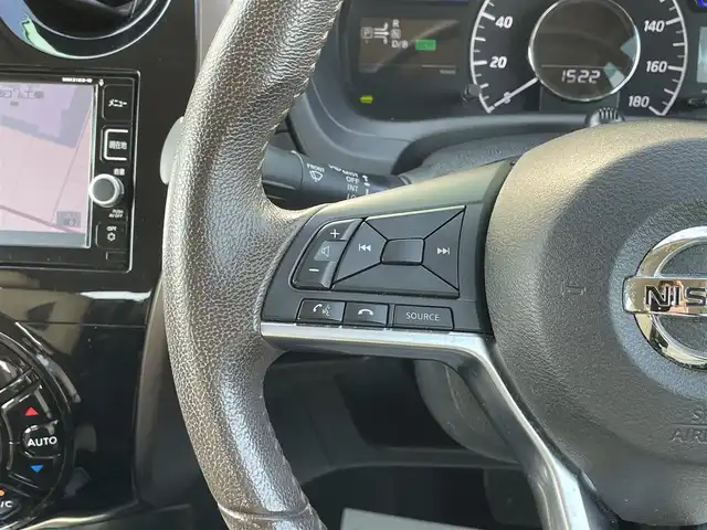 日産 ノート e－パワー メダリスト 宮崎県 2016(平28)年 5.6万km ソニックブルー 日産純正SDナビ/・Bluetooth/・CD/DVD/USB/フルセグTV/前方ドライブレコーダー/アラウンドビューカメラ/ETC/デジタルルームミラー/衝突被害軽減ブレーキ/車線逸脱防止支援/ステアリングスイッチ/ドアバイザー/純正15インチアルミホイール/純正フロアマット/急加速抑制アシスト
