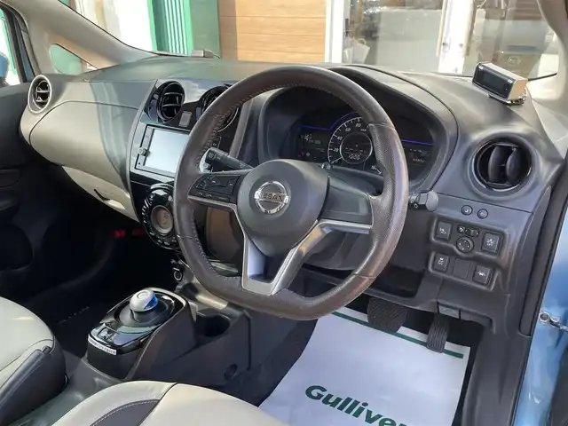日産 ノート e－パワー メダリスト 宮崎県 2016(平28)年 5.6万km ソニックブルー 日産純正SDナビ/・Bluetooth/・CD/DVD/USB/フルセグTV/前方ドライブレコーダー/アラウンドビューカメラ/ETC/デジタルルームミラー/衝突被害軽減ブレーキ/車線逸脱防止支援/ステアリングスイッチ/ドアバイザー/純正15インチアルミホイール/純正フロアマット/急加速抑制アシスト