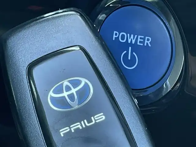 トヨタ プリウス Sツーリングセレクション 福岡県 2019(平31)年 5.2万km ホワイトパールクリスタルシャイン トヨタセーフティセンス/PCS/LDA/PKSB/クリアランスソナー/レーダークルーズコントロール/純正９インチナビ（ＮＳＺＴ－Ｙ６８Ｔ）/フルセグTV/CD/DVD/BT/SD/バックカメラ/レザーシート/前席シートヒーター/ＬＥＤオートライト/オートハイビーム/フォグランプ/純正AW/ビルトインETC/スマートキー/プッシュスタート