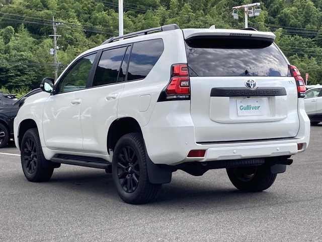 トヨタ ランドクルーザー プラド TX Lパッケージ マットブラED 佐賀県 2023(令5)年 2.2万km ホワイトパールクリスタルシャイン ムーンルーフ/メーカーOPナビ/パノラマミックビューモニター/プリクラッシュセーフティ/レーンディパーチャーアラート/オートハイビーム/アダプティブクルーズコントロール/ブラインドスポットモニター/レザーシート/シートヒーター/エアシート/パワーシート/電動格納サードシート/ドライブレコーダー/ETC2.0/ステアリングスイッチ/レザーステアリング/プッシュスタート/スマートキー/LEDヘッドライト/フォグライト/ルーフレール/純正アルミホイール