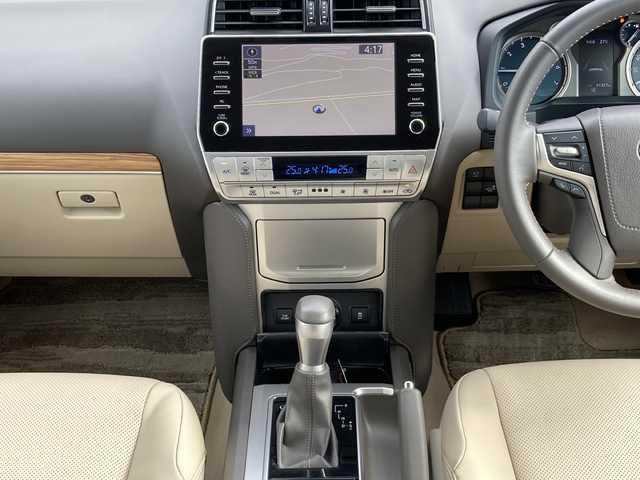 トヨタ ランドクルーザー プラド TX Lパッケージ マットブラED 佐賀県 2023(令5)年 2.2万km ホワイトパールクリスタルシャイン ムーンルーフ/メーカーOPナビ/パノラマミックビューモニター/プリクラッシュセーフティ/レーンディパーチャーアラート/オートハイビーム/アダプティブクルーズコントロール/ブラインドスポットモニター/レザーシート/シートヒーター/エアシート/パワーシート/電動格納サードシート/ドライブレコーダー/ETC2.0/ステアリングスイッチ/レザーステアリング/プッシュスタート/スマートキー/LEDヘッドライト/フォグライト/ルーフレール/純正アルミホイール