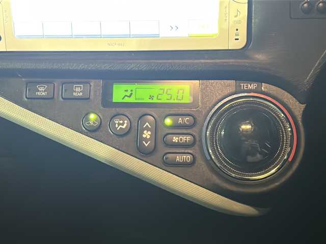 トヨタ アクア S 茨城県 2012(平24)年 11.2万km クールソーダメタリック 純正メモリナビ【NSCP-W62】/(ワンセグTV・CD・BT・ラジオ再生)/バックカメラ/ETC/オートライト/純正15inアルミホイール/フロアマット/スマートキー/スペアキー