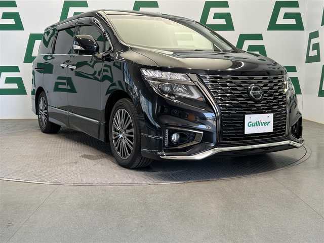 日産 エルグランド 250HWS プレミアム アーバンクロム 鹿児島県 2022(令4)年 6.4万km 黒 ETC/バックカメラ/両側パワースライド/アラウンドビューモニター/サンルーフ/フロントスポイラー/リア/ルーフスポイラ―/トラクションコントロール/前席シートベルトプリテンショナー/前席シートベルトフォースリミッター/後席３点式シートベルト/フロントフォグランプ/チャイルドシート固定機構付きシートベルト/サイドインパクトバー/ブレーキアシスト/EBD（電子制動力配分装置）/盗難防止システム/パワーウィンドウ/ステアリングテレスコピック機構/運転席パワーシート/クルーズコントロール/ウッドパネル