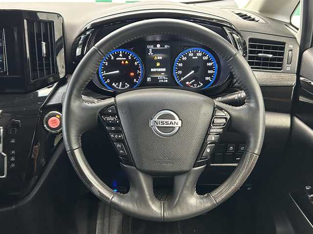 日産 エルグランド 250HWS プレミアム アーバンクロム 鹿児島県 2022(令4)年 6.4万km 黒 ETC/バックカメラ/両側パワースライド/アラウンドビューモニター/サンルーフ/フロントスポイラー/リア/ルーフスポイラ―/トラクションコントロール/前席シートベルトプリテンショナー/前席シートベルトフォースリミッター/後席３点式シートベルト/フロントフォグランプ/チャイルドシート固定機構付きシートベルト/サイドインパクトバー/ブレーキアシスト/EBD（電子制動力配分装置）/盗難防止システム/パワーウィンドウ/ステアリングテレスコピック機構/運転席パワーシート/クルーズコントロール/ウッドパネル