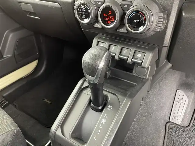 スズキ ジムニー XC 大阪府 2019(平31)年 2万km シフォンアイボリーM ABS/AAC/ETC/オートライト/パワーウィンドウ/クルーズコントロール/盗難防止装置/横滑り防止装置/衝突被害軽減システム/ダウンヒルアシストコントロール/ダブルエアバック/ドライブレコーダー/Bluetoothオーディオ/純正ナビ