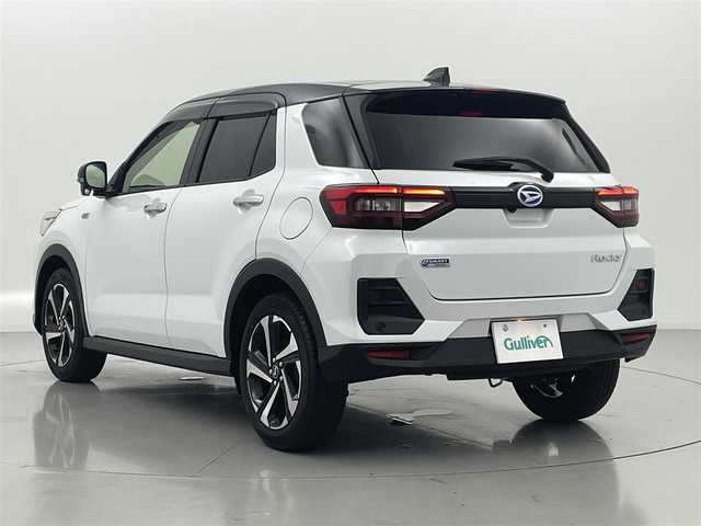 ダイハツ ロッキー プレミアム G HEV 熊本県 2022(令4)年 3.4万km ブラックマイカメタリック/シャイニングホワイトパール 社外ナビAVN-Z05iW（ＣＤ・ＤＶＤ・フルセグ・ＢＴ・ＳＤ・ＵＳＢ）/全周囲カメラ　/ＥＴＣ　/前後クリアランスソナー　/前席シートヒーター　/スマートアシスト/・衝突警報機能/・誤発進制御機能/・車線逸脱警報/・ふらつき警報機能/・レーダークルーズコントロール/横滑り防止/ハーフレザーシート/オートホールドブレーキ/純正フロアマット/純正１７インチAW/オートライト/LEDヘッドライト/フォグライト/スマートキー/プッシュスタート/スペアキー1本/保証書/取扱説明書