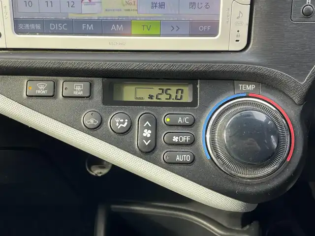 トヨタ アクア S 島根県 2013(平25)年 10.2万km ブラックマイカ 純正メモリナビ /CD/ワンセグTV/Bluetooth/バックカメラ/シートヒーター /スマートキー/プッシュスタート /電動格納ミラー/社外アルミホイール付きサマータイヤ積込(要交換)/純正フロアマット/ドアバイザー/ヘッドライトレベライザー