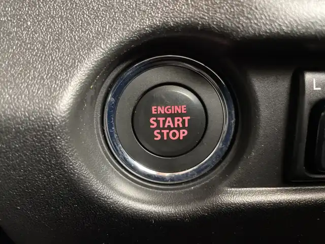 スズキ ジムニー XC 道央・札幌 2023(令5)年 1.2万km シフォンアイボリーM ・ワ・ンオーナー/・4WD/ターボ/・純正8インチSDナビ /　　（フルセグTV/CD/DVD/BT)/・バックカメラ　/・デュアルセンサーブレーキサポート　/・オートライト/LEDヘッドライト　/・クルーズコントロール/・サイドエアロ　/・シートヒーター前席　/・ドライブレコーダー前後　/・社外フロアマット/・純正16アルミホイール/・レーンキープアシスト/・ダウンヒルアシストコントロール/・ボンネットバイザー/・サイドアンダーミラー/・給油口ガラスリッド/・リアステップラダー/・ビルトインETC