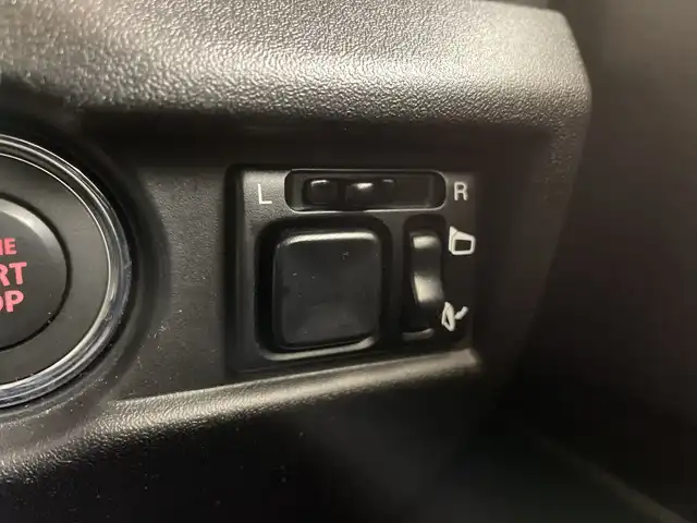 スズキ ジムニー XC 道央・札幌 2023(令5)年 1.2万km シフォンアイボリーM ・ワ・ンオーナー/・4WD/ターボ/・純正8インチSDナビ /　　（フルセグTV/CD/DVD/BT)/・バックカメラ　/・デュアルセンサーブレーキサポート　/・オートライト/LEDヘッドライト　/・クルーズコントロール/・サイドエアロ　/・シートヒーター前席　/・ドライブレコーダー前後　/・社外フロアマット/・純正16アルミホイール/・レーンキープアシスト/・ダウンヒルアシストコントロール/・ボンネットバイザー/・サイドアンダーミラー/・給油口ガラスリッド/・リアステップラダー/・ビルトインETC