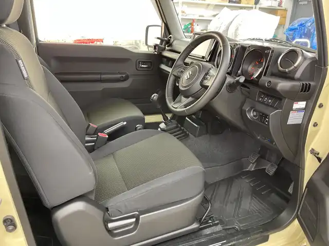 スズキ ジムニー XC 道央・札幌 2023(令5)年 1.2万km シフォンアイボリーM ・ワ・ンオーナー/・4WD/ターボ/・純正8インチSDナビ /　　（フルセグTV/CD/DVD/BT)/・バックカメラ　/・デュアルセンサーブレーキサポート　/・オートライト/LEDヘッドライト　/・クルーズコントロール/・サイドエアロ　/・シートヒーター前席　/・ドライブレコーダー前後　/・社外フロアマット/・純正16アルミホイール/・レーンキープアシスト/・ダウンヒルアシストコントロール/・ボンネットバイザー/・サイドアンダーミラー/・給油口ガラスリッド/・リアステップラダー/・ビルトインETC