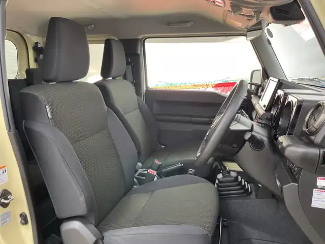 スズキ ジムニー XC 道央・札幌 2023(令5)年 1.2万km シフォンアイボリーM ・ワ・ンオーナー/・4WD/ターボ/・純正8インチSDナビ /　　（フルセグTV/CD/DVD/BT)/・バックカメラ　/・デュアルセンサーブレーキサポート　/・オートライト/LEDヘッドライト　/・クルーズコントロール/・サイドエアロ　/・シートヒーター前席　/・ドライブレコーダー前後　/・社外フロアマット/・純正16アルミホイール/・レーンキープアシスト/・ダウンヒルアシストコントロール/・ボンネットバイザー/・サイドアンダーミラー/・給油口ガラスリッド/・リアステップラダー/・ビルトインETC