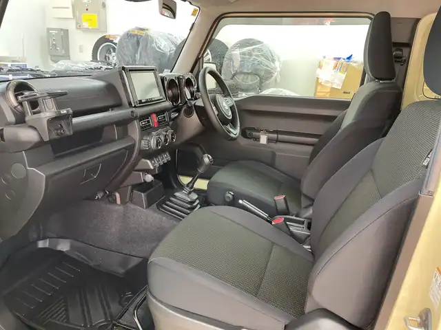 スズキ ジムニー XC 道央・札幌 2023(令5)年 1.2万km シフォンアイボリーM ・ワ・ンオーナー/・4WD/ターボ/・純正8インチSDナビ /　　（フルセグTV/CD/DVD/BT)/・バックカメラ　/・デュアルセンサーブレーキサポート　/・オートライト/LEDヘッドライト　/・クルーズコントロール/・サイドエアロ　/・シートヒーター前席　/・ドライブレコーダー前後　/・社外フロアマット/・純正16アルミホイール/・レーンキープアシスト/・ダウンヒルアシストコントロール/・ボンネットバイザー/・サイドアンダーミラー/・給油口ガラスリッド/・リアステップラダー/・ビルトインETC