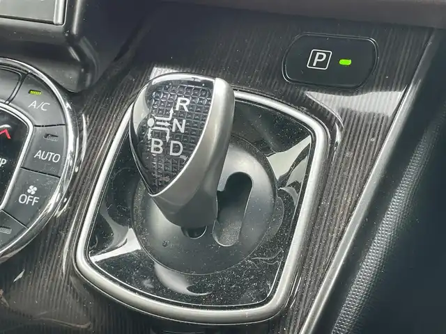 トヨタ エスクァイア ハイブリッド Gi プレミアムパッケージ 千葉県 2017(平29)年 12.2万km ホワイトパールクリスタルシャイン 純正９インチナビ　/【型式：NSZT-Y66T】/トヨタセーフティセンス/ラジオ/CD/DVD/Ｂｌｕｅｔｏｏｔｈ/フルセグTV　/バックカメラ　/ビルトインＥＴＣ　/モデリスタエアロ　/フリップダウンモニター　/両側パワースライドドア　/スマートキー　/ハーフレザーシート　/D/N席シートヒーター/純正フロアマット/純正アルミホイール
