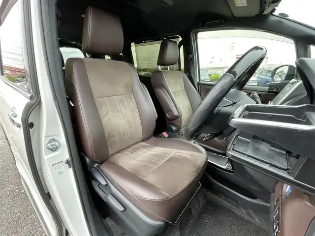 トヨタ エスクァイア ハイブリッド Gi プレミアムパッケージ 千葉県 2017(平29)年 12.2万km ホワイトパールクリスタルシャイン 純正９インチナビ　/【型式：NSZT-Y66T】/トヨタセーフティセンス/ラジオ/CD/DVD/Ｂｌｕｅｔｏｏｔｈ/フルセグTV　/バックカメラ　/ビルトインＥＴＣ　/モデリスタエアロ　/フリップダウンモニター　/両側パワースライドドア　/スマートキー　/ハーフレザーシート　/D/N席シートヒーター/純正フロアマット/純正アルミホイール