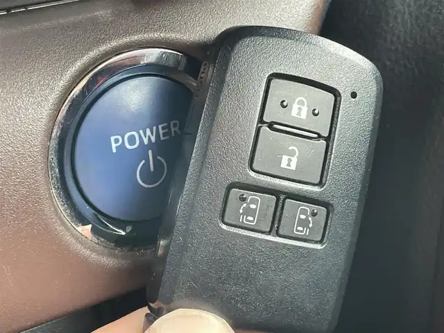 トヨタ エスクァイア ハイブリッド Gi プレミアムパッケージ 千葉県 2017(平29)年 12.2万km ホワイトパールクリスタルシャイン 純正９インチナビ　/【型式：NSZT-Y66T】/トヨタセーフティセンス/ラジオ/CD/DVD/Ｂｌｕｅｔｏｏｔｈ/フルセグTV　/バックカメラ　/ビルトインＥＴＣ　/モデリスタエアロ　/フリップダウンモニター　/両側パワースライドドア　/スマートキー　/ハーフレザーシート　/D/N席シートヒーター/純正フロアマット/純正アルミホイール