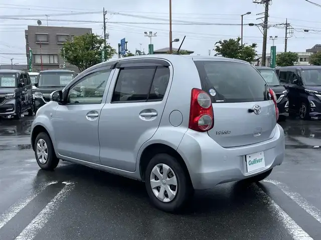 トヨタ パッソ X 静岡県 2018(平30)年 8.1万km ブライトシルバーM パワーステアリング/パワーウィンドウ/リモコンキー/マニュアルエアコン/バックカメラ/ＳＤナビ（ＣＤ．ワンセグ）/ＡＢＳ/Ｗエアバック