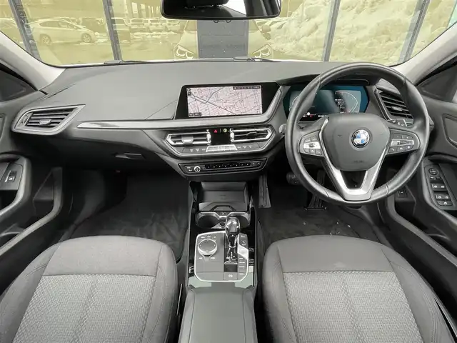 ＢＭＷ １１８ｉ プレイ 石川県 2020(令2)年 2.4万km ミネラルホワイト コンフォートアクセス/純正ナビ/Bluetooth/AppleCarplay/インナーミラー型ETC/ワイヤレスチャージャー/バックカメラ/パーキングアシスト/前後クリアランスソナー/ドアハンドル照明/アンビエントライト/アダプティブクルーズコントロール/フットテールゲートオープナー/電動メモリシート/インテリジェントセーフティ/ステアリングサポート/車線逸脱警告/プッシュスタート/スマートキー