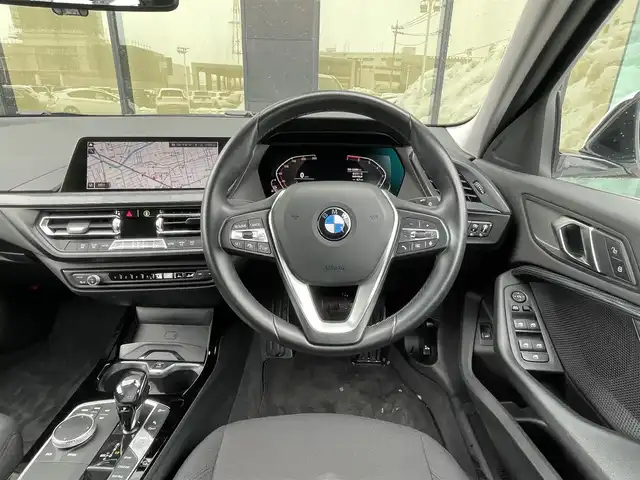 ＢＭＷ １１８ｉ プレイ 石川県 2020(令2)年 2.4万km ミネラルホワイト コンフォートアクセス/純正ナビ/Bluetooth/AppleCarplay/インナーミラー型ETC/ワイヤレスチャージャー/バックカメラ/パーキングアシスト/前後クリアランスソナー/ドアハンドル照明/アンビエントライト/アダプティブクルーズコントロール/フットテールゲートオープナー/電動メモリシート/インテリジェントセーフティ/ステアリングサポート/車線逸脱警告/プッシュスタート/スマートキー