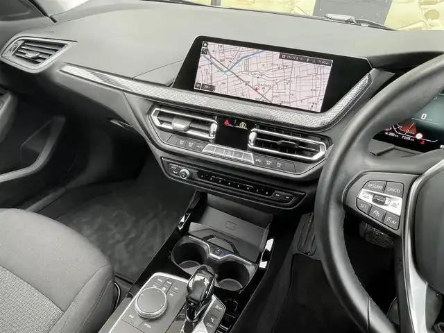 ＢＭＷ １１８ｉ プレイ 石川県 2020(令2)年 2.4万km ミネラルホワイト コンフォートアクセス/純正ナビ/Bluetooth/AppleCarplay/インナーミラー型ETC/ワイヤレスチャージャー/バックカメラ/パーキングアシスト/前後クリアランスソナー/ドアハンドル照明/アンビエントライト/アダプティブクルーズコントロール/フットテールゲートオープナー/電動メモリシート/インテリジェントセーフティ/ステアリングサポート/車線逸脱警告/プッシュスタート/スマートキー