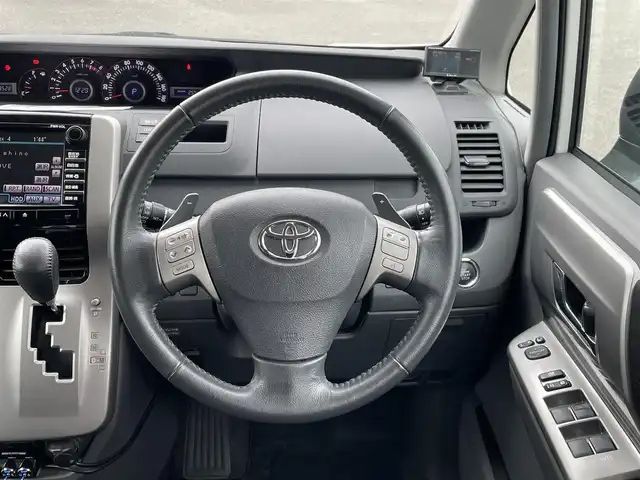 トヨタ ヴォクシー ZS 煌 宮崎県 2008(平20)年 6.9万km ホワイトパールクリスタルシャイン 純正ナビ/　(AM/FM/DVD/HDD/AUX/TV)/バックカメラ/両側パワースライドドア/オートライト/パドルシフト/プッシュスタート/ドライブレコーダー/AC100V/フォグランプ/電動格納ミラー/18インチ　アルミ/純正　16インチ　アルミ　スタッドレスタイヤ×4