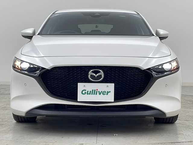 マツダ マツダ３ファストバック 15S ツーリング 宮城県 2020(令2)年 3.3万km スノーフレイクホワイトパールマイカ 禁煙車/360°ビュー・モニター＋ドライバー・モニタリング/i-ACTIVSENSE/・スマート・ブレーキ・サポート/・ブラインド・スポット・モニタリング/・ハイ・ビーム・コントロールシステム/・レーンキープ・アシスト・システム/・マツダ・レーダー・クルーズ・コントロール/・ヘッドアップディスプレイ/純正ナビ/・CD.DVD.SD.BT.USB.HDMI/フルセグTV/ビルトインETC/LEDヘッドライト/電動パーキングブレーキ/オートホールド機能/アイドリングストップ/横滑り防止装置/ステアリングスイッチ/プッシュスタート/スマートキー2個/純正18インチアルミホイール/純正フロアマット