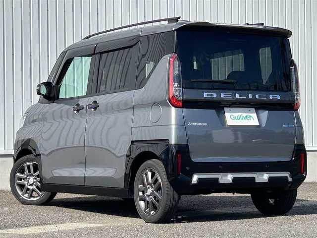 三菱 デリカミニ T プレミアム 熊本県 2023(令5)年 1.1万km グレー X42U17（チタニウムグレーメタリック/ブラックマイカ）/ワンオーナー/純正ディスプレイオーディオ/・AM/FM/USB/iPod/AUX/・AppleCarPlay/AndroidAuto/全周囲カメラ/・バック/サイド/フロント/三菱e-Assist/・衝突被害軽減ブレーキシステム/・標識認識システム/・速度標識認識システム/・車線逸脱警報システム/・車線逸脱防止支援機能/・先行車発進お知らせ機能/・ふらつき警報/MI-PILOT/・レーダークルーズコントロール/・車線維持支援機能/前後コーナーセンサー/インテリジェントルームミラー/革巻きステアリング/・ステアリングリモコン/・ステアリングヒーター/・パドルシフト/ハーフレザーシート/・D/N席シートヒーター/ETC/オートライト/・LEDライト/・フォグランプ/・ヘッドライトレベライザー/電動サイドブレーキ/・オートホールドボタン/電動格納ミラー/・ウィンカーミラー/ドアバイザー/純正アルミホイール/社外フロアマット/スマートキー/・スペアキー