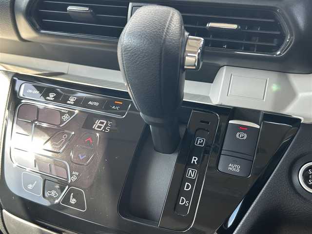 三菱 デリカミニ T プレミアム 熊本県 2023(令5)年 1.1万km グレー X42U17（チタニウムグレーメタリック/ブラックマイカ）/ワンオーナー/純正ディスプレイオーディオ/・AM/FM/USB/iPod/AUX/・AppleCarPlay/AndroidAuto/全周囲カメラ/・バック/サイド/フロント/三菱e-Assist/・衝突被害軽減ブレーキシステム/・標識認識システム/・速度標識認識システム/・車線逸脱警報システム/・車線逸脱防止支援機能/・先行車発進お知らせ機能/・ふらつき警報/MI-PILOT/・レーダークルーズコントロール/・車線維持支援機能/前後コーナーセンサー/インテリジェントルームミラー/革巻きステアリング/・ステアリングリモコン/・ステアリングヒーター/・パドルシフト/ハーフレザーシート/・D/N席シートヒーター/ETC/オートライト/・LEDライト/・フォグランプ/・ヘッドライトレベライザー/電動サイドブレーキ/・オートホールドボタン/電動格納ミラー/・ウィンカーミラー/ドアバイザー/純正アルミホイール/社外フロアマット/スマートキー/・スペアキー