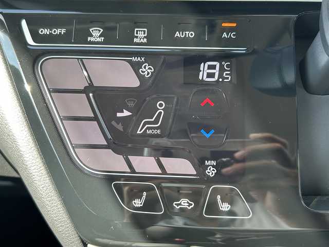 三菱 デリカミニ T プレミアム 熊本県 2023(令5)年 1.1万km グレー X42U17（チタニウムグレーメタリック/ブラックマイカ）/ワンオーナー/純正ディスプレイオーディオ/・AM/FM/USB/iPod/AUX/・AppleCarPlay/AndroidAuto/全周囲カメラ/・バック/サイド/フロント/三菱e-Assist/・衝突被害軽減ブレーキシステム/・標識認識システム/・速度標識認識システム/・車線逸脱警報システム/・車線逸脱防止支援機能/・先行車発進お知らせ機能/・ふらつき警報/MI-PILOT/・レーダークルーズコントロール/・車線維持支援機能/前後コーナーセンサー/インテリジェントルームミラー/革巻きステアリング/・ステアリングリモコン/・ステアリングヒーター/・パドルシフト/ハーフレザーシート/・D/N席シートヒーター/ETC/オートライト/・LEDライト/・フォグランプ/・ヘッドライトレベライザー/電動サイドブレーキ/・オートホールドボタン/電動格納ミラー/・ウィンカーミラー/ドアバイザー/純正アルミホイール/社外フロアマット/スマートキー/・スペアキー