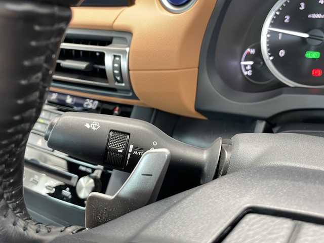 レクサス ＩＳ 300h バージョンL 富山県 2022(令4)年 2.4万km ソニッククォーツ 4WD/レクサスセーフティシステムプラス/衝突被害軽減ブレーキ/レーンキープアシスト/クリアランスソナー/レーダークルーズコントロール/ブラインドスポットモニター/パノラミックビューモニター/三眼LEDヘッドライト/純正メーカーナビ/フルセグ/Bluetooth/Miracast/レザーシート/シートベンチレーション/ETC2.0/AC100V/スペアキー